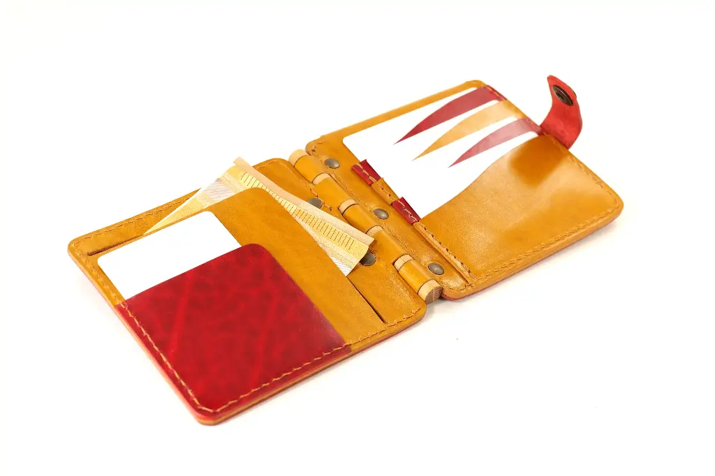 Portefeuille_avec_un_axe_en_bois_7.webp