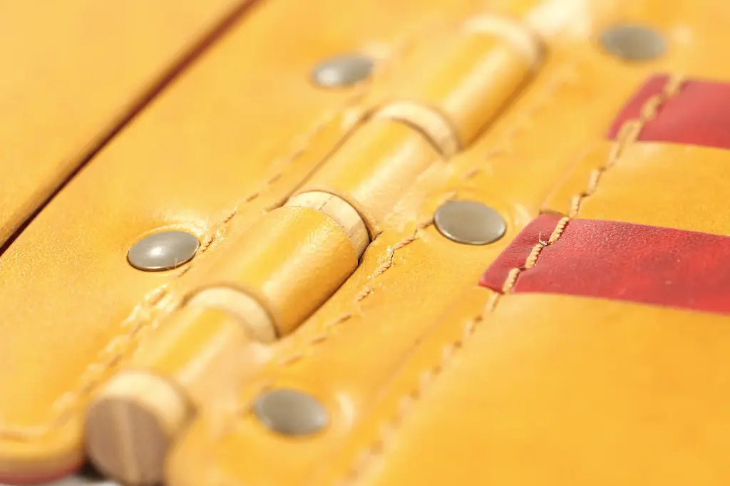 Portefeuille_avec_un_axe_en_bois_13.webp